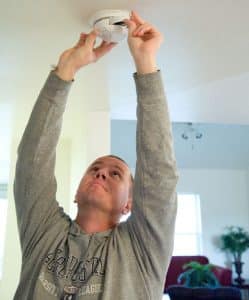 change smoke detector batteries during daylight savings 