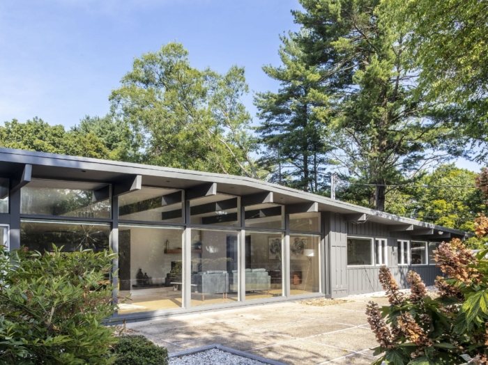 glass walled mid-century modern home in Baltimore mid-century modern