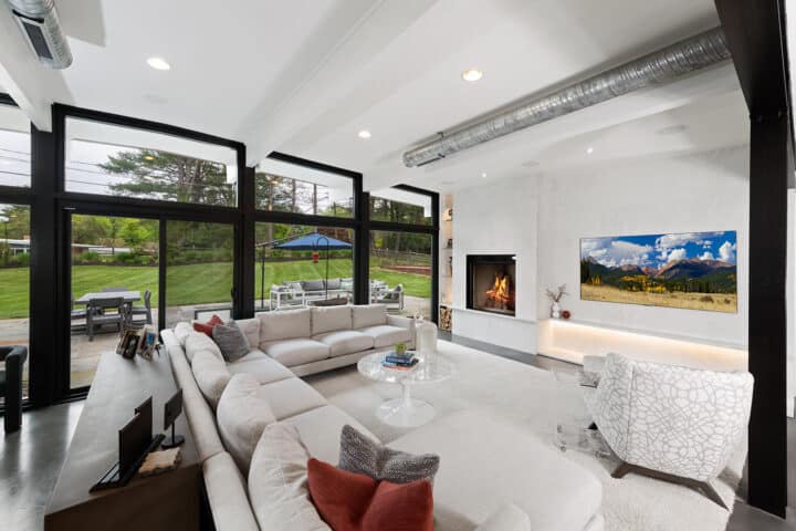 industrial style, modern decor, fireplace, black metal beams